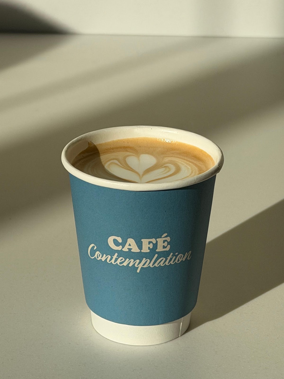 Le gobelet Café Contemplation au soleil