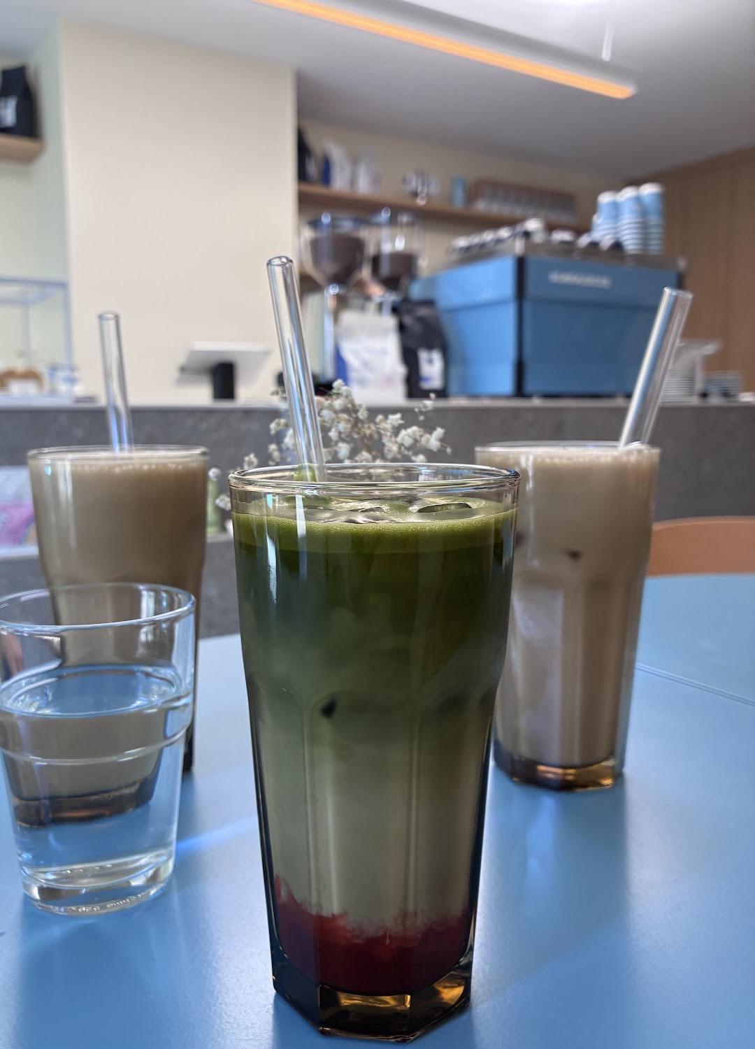 Matcha fraise glacé sur une table bleue
